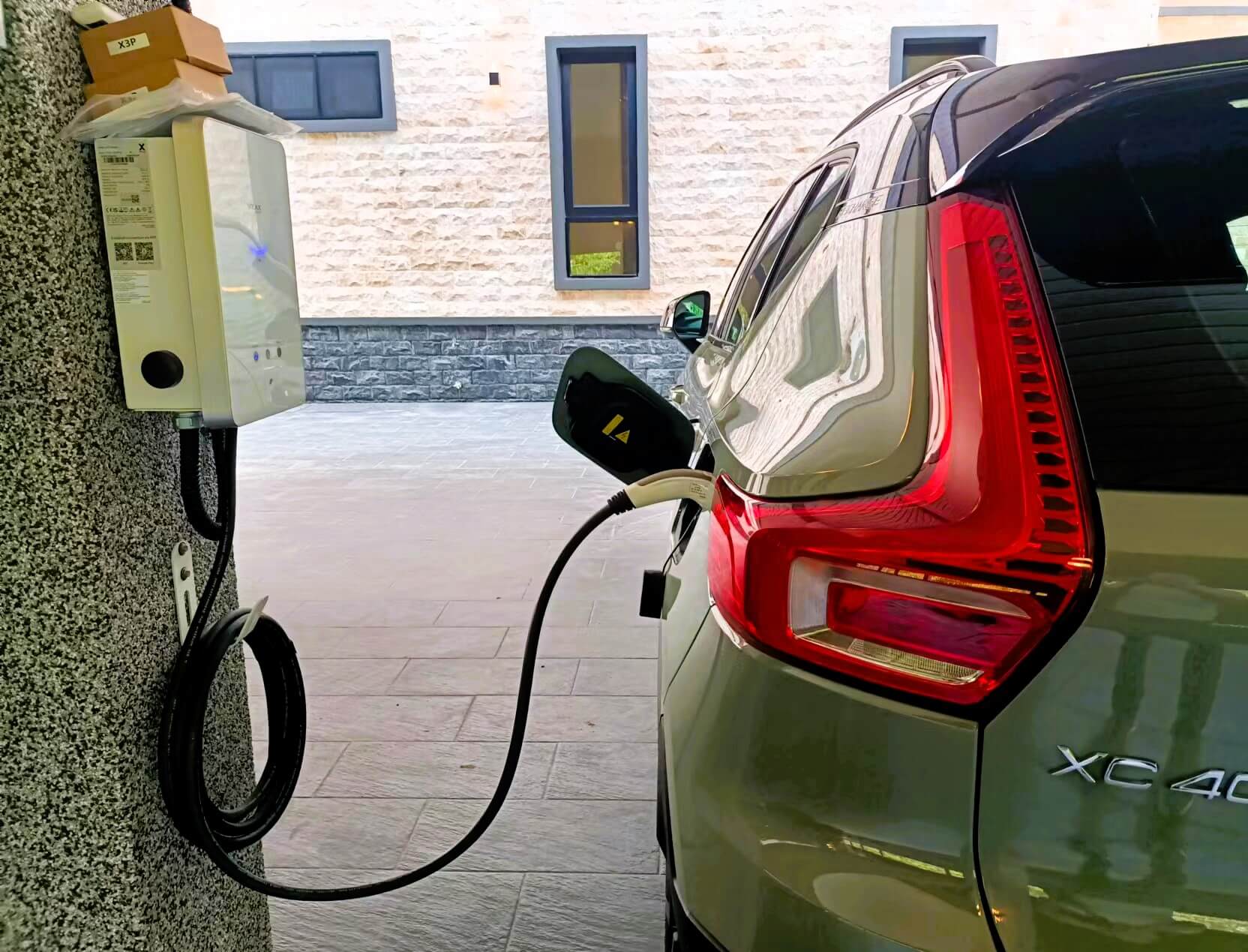 Selangor, Malaysia  85kWp PV System  3 x 20kW Hybrid Inverters (Parallel)  280kWh Battery (3.6kWh x 78pcs) (4).jpg